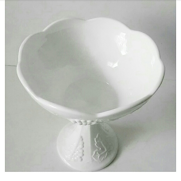VINTAGE MILK GLASS PEDESTAL |  Grape Desig… - Picture 3 of 9